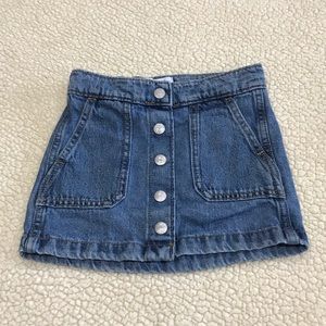 Old Navy Blue Jean Denim Skirt
Size 4 / 5 XS
Front Snap
Adjustable Elastic Waits